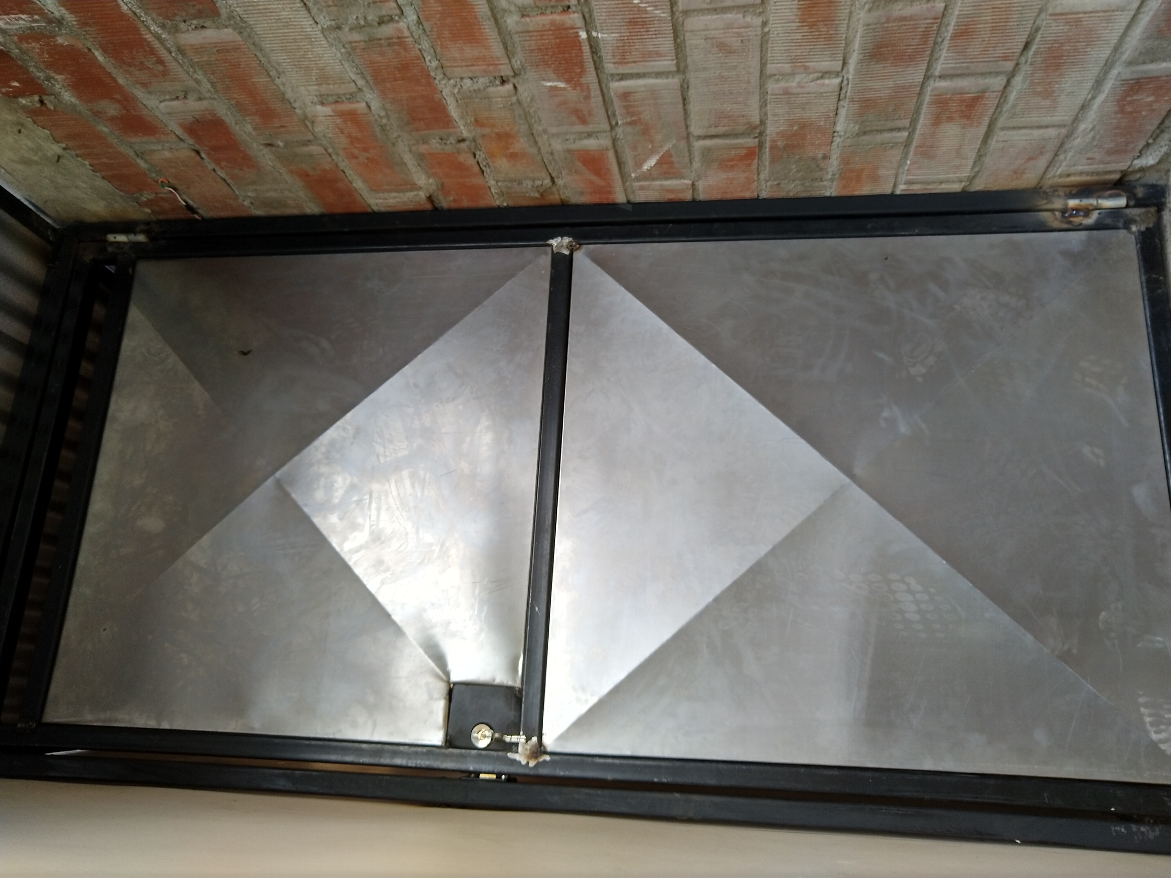 Portón metálico fabricado por MetalCamare